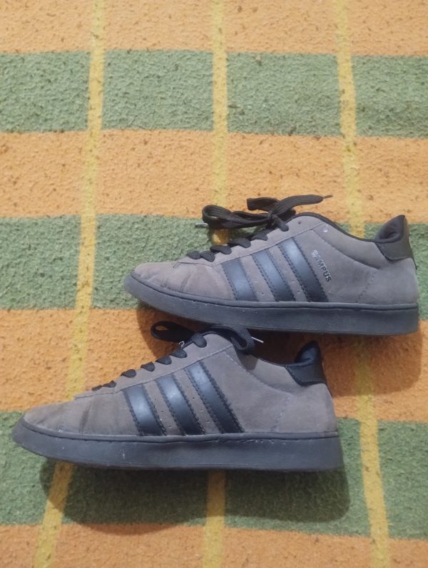 Adidas Campus Gris oscuro talle 41,5 - Image 2