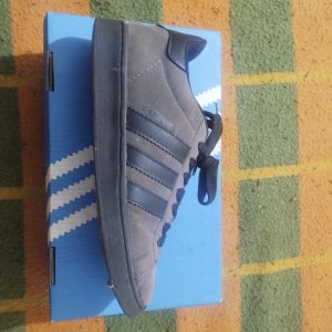 Adidas Campus Gris oscuro talle 41,5