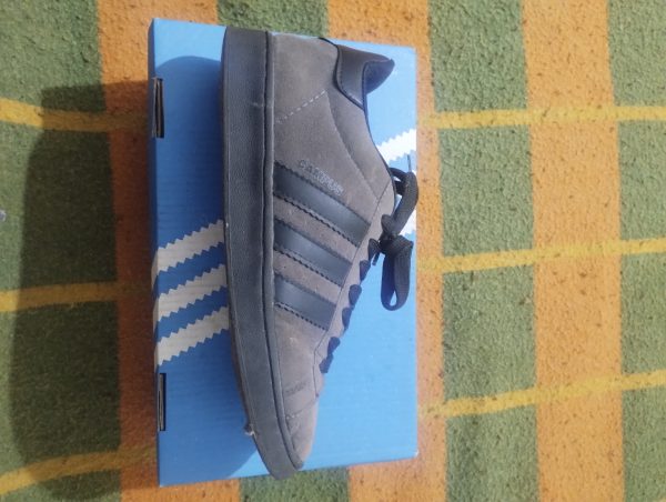 Adidas Campus Gris oscuro talle 41,5